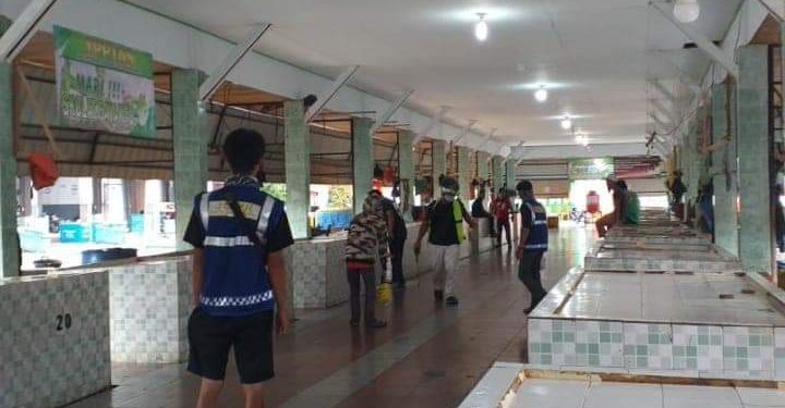 Jukir semprotkan disinfektan