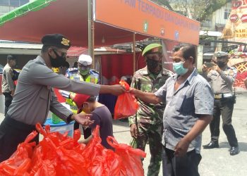 Ringankan Beban, Polres Singkawang Bagikan Nasi Kotak untuk Warga