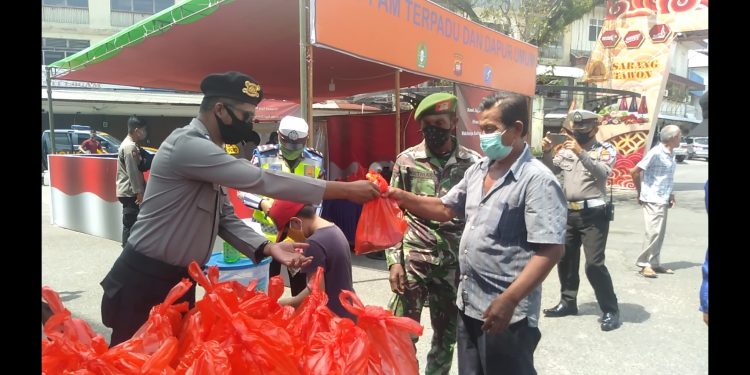 Ringankan Beban, Polres Singkawang Bagikan Nasi Kotak untuk Warga
