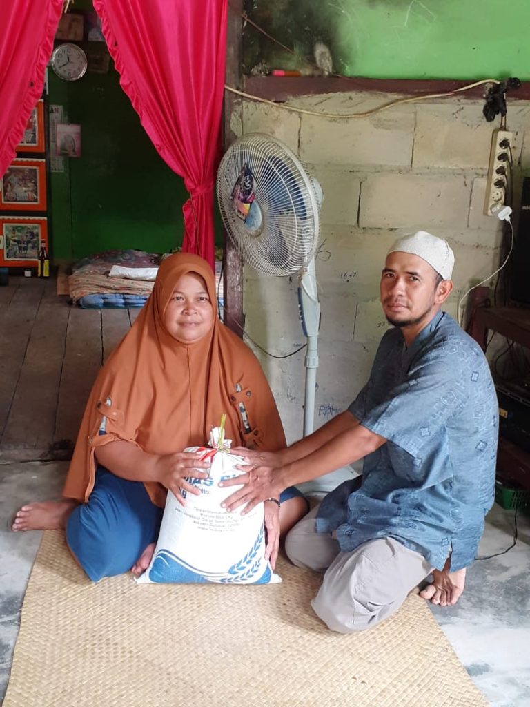 Warga menerima beras bantuan