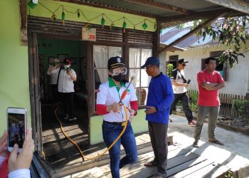 Ketua HKTI Singkawang Tjhai Chui Mie ikut menyemprotkan disinfektan dan membagikan masker serta vitamin
