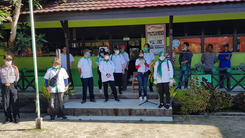 Ketua HKTI Singkawang Tjhai Chui Mie ikut menyemprotkan disinfektan dan membagikan masker serta vitamin