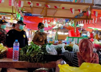 Wali Kota Singkawang Tjhai Chui Mie berdialog dengan pedagang