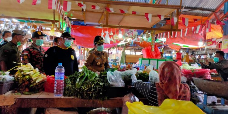 Wali Kota Singkawang Tjhai Chui Mie berdialog dengan pedagang