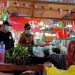 Wali Kota Singkawang Tjhai Chui Mie berdialog dengan pedagang