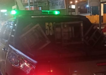Sejumlah kursi diangkut satgas covid-19 Singkawang dari tempat usaha yang membandel