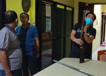 Kasatreskrim AKP Tri Prasetiyo Memeriksa Senapan Angin Yang Diduga Digunakan Pelaku KBS saat Cekcok dengan Khin Bun Sen
