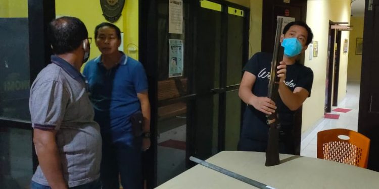 Kasatreskrim AKP Tri Prasetiyo Memeriksa Senapan Angin Yang Diduga Digunakan Pelaku KBS saat Cekcok dengan Khin Bun Sen