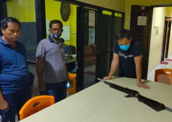 Kasatreskrim AKP Tri Prasetiyo Memeriksa Senapan Angin Yang Diduga Digunakan Pelaku KBS saat Cekcok dengan Khin Bun Sen