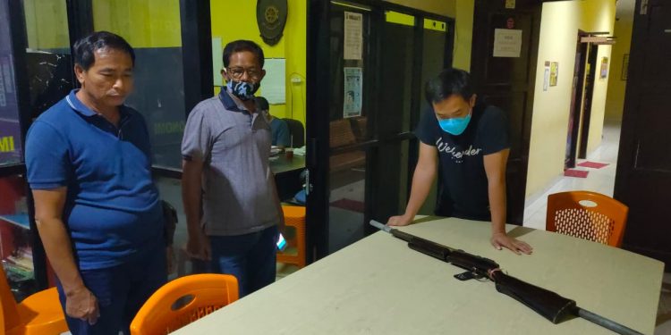 Kasatreskrim AKP Tri Prasetiyo Memeriksa Senapan Angin Yang Diduga Digunakan Pelaku KBS saat Cekcok dengan Khin Bun Sen