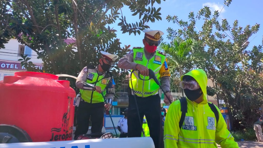 Gugus Tugas Covid-19 Singkawang Semprot Disinfektan Angkutan Umum