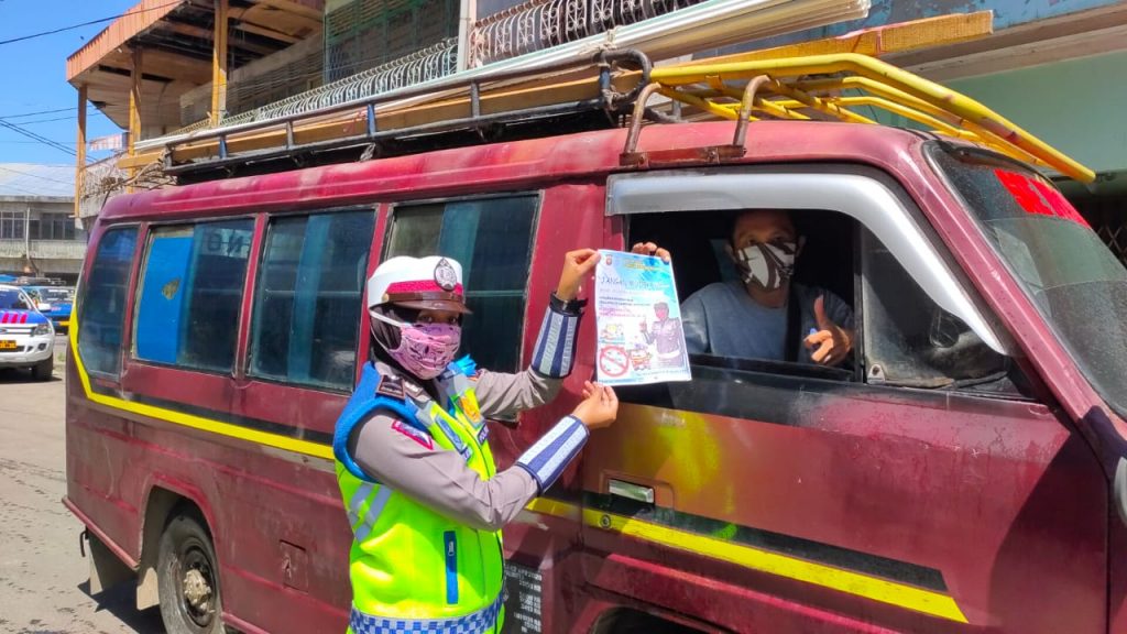 Gugus Tugas Covid-19 Singkawang Semprot Disinfektan Angkutan Umum
