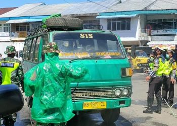 Gugus Tugas Covid-19 Singkawang Semprot Disinfektan Angkutan Umum