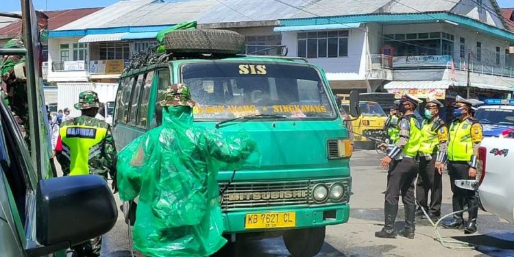 Gugus Tugas Covid-19 Singkawang Semprot Disinfektan Angkutan Umum