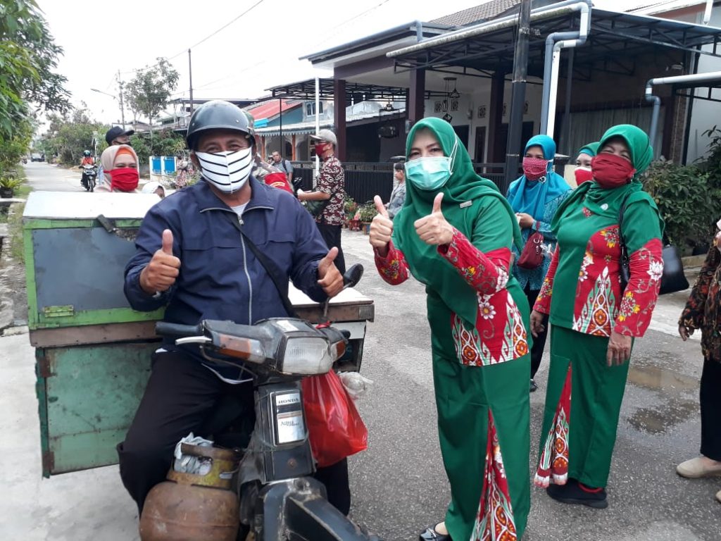 pembagian masker oleh ketua TP PKK Singkawang dan Kelurahan Sungai Garam Hilir