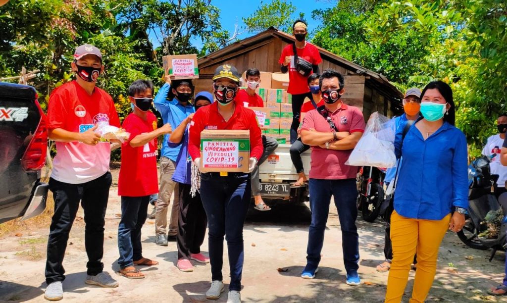 Tjhai Chui Mie bersama relawan Singkawang Peduli Covid-19