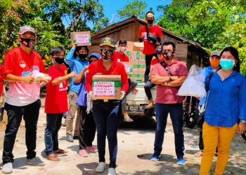 Tjhai Chui Mie bersama relawan Singkawang Peduli Covid-19