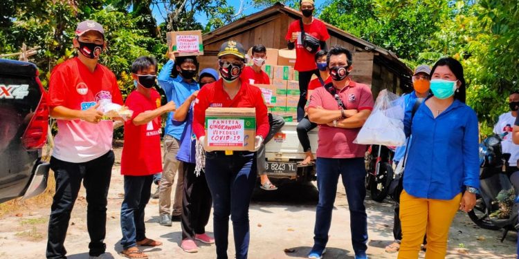 Tjhai Chui Mie bersama relawan Singkawang Peduli Covid-19