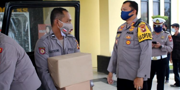 Kapolres Singkawang AKBP Prasetiyo Adhi pimpin bhakti sosial pada purnawirawan dan Warakawuri