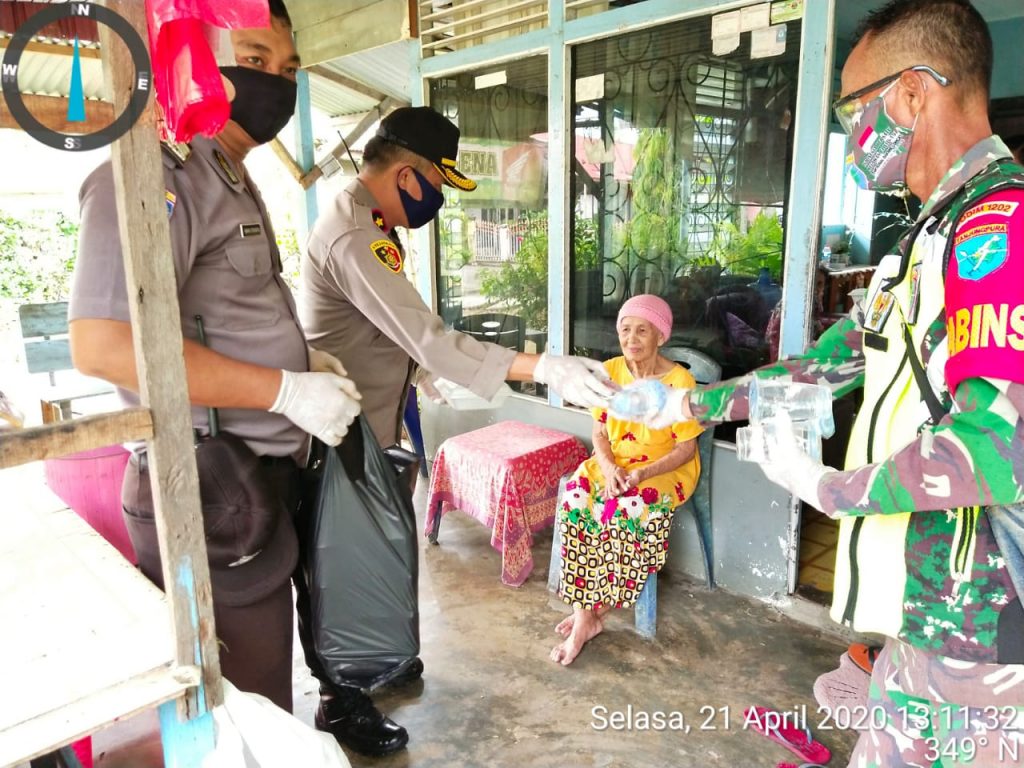 Kapolres Singkawang AKBP Prasetiyo Adhi pimpin bhakti sosial pada purnawirawan dan Warakawuri