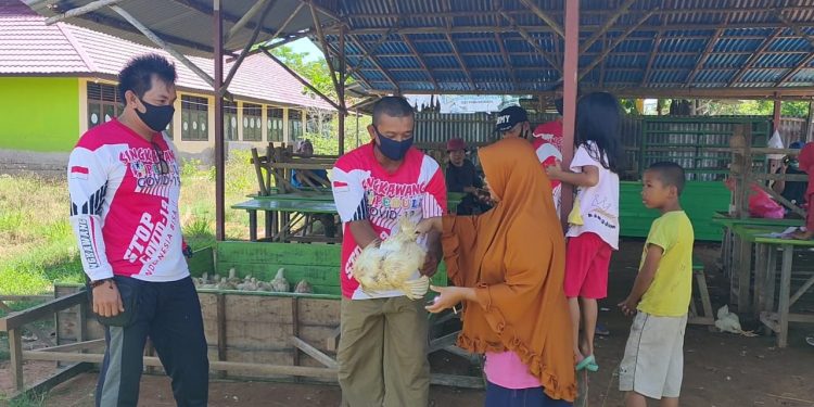 Relawan Siingkawang Peduli Covid-19 Bagikan Ayam