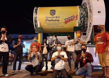 Wali Kota Tjhai Chui Mie bersama para inisiator pembuat pernak-pernik Ramadan di Singkawang