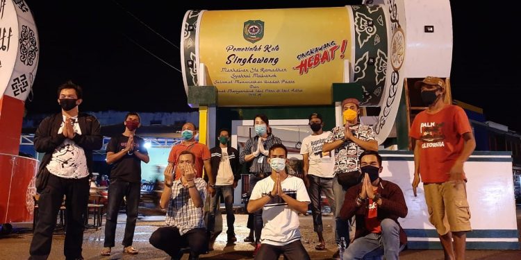 Wali Kota Tjhai Chui Mie bersama para inisiator pembuat pernak-pernik Ramadan di Singkawang