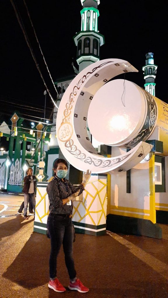 Wali Kota Singkawang Tjhai Chui Mie berpose didepan Masjid Raya Singkawang