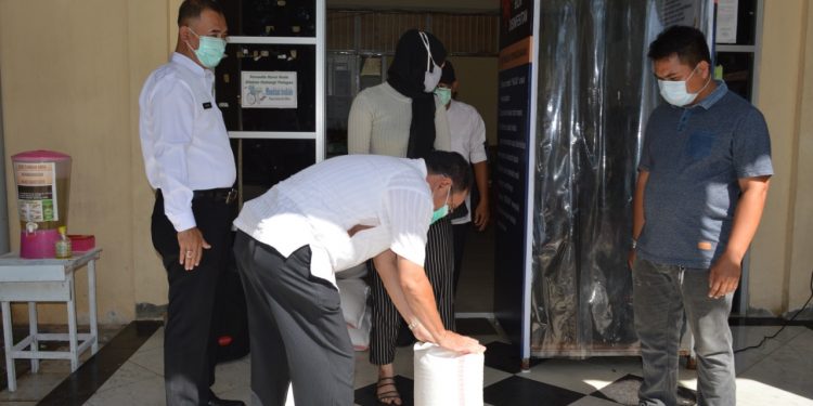 Dinas PMTK Salurkan Bantuan Beras