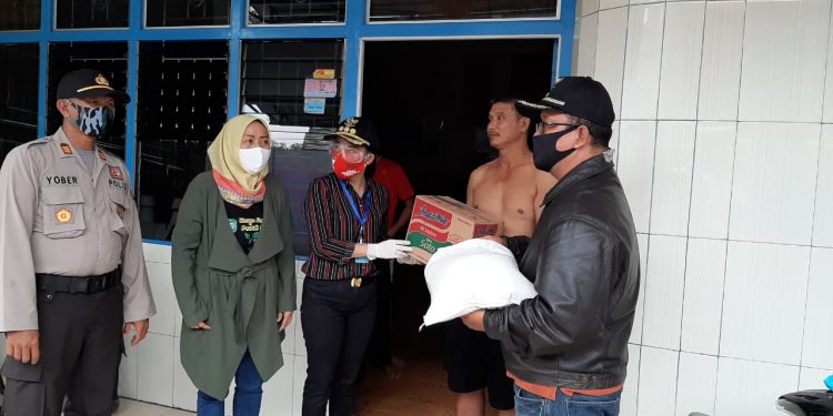 Wali Kota Salurkan Bantuan Untuk Korban Angin Kencang di Singkawang Tengah