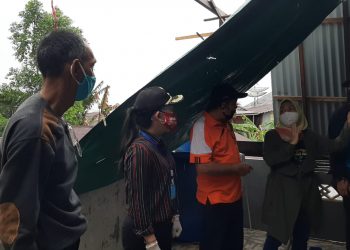 Wali Kota Tjhai Chui Mie meninjau kediaman warga yang menjadi korban angin kencang