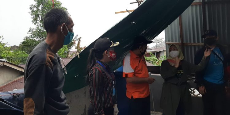 Wali Kota Tjhai Chui Mie meninjau kediaman warga yang menjadi korban angin kencang