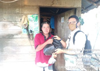 Sembako hasil open donasi kelurahan sungai garam hilir disalurkan kepada warga yang kurang mampu