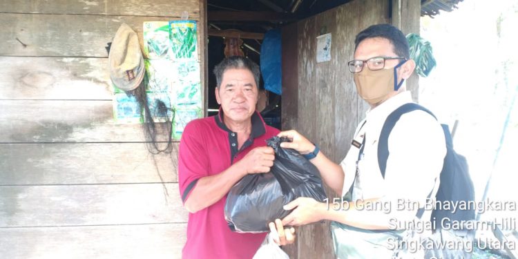 Sembako hasil open donasi kelurahan sungai garam hilir disalurkan kepada warga yang kurang mampu