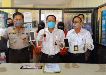 Kasatreskrim AKP Tri Prasetiyo Tunjukkan barang bukti