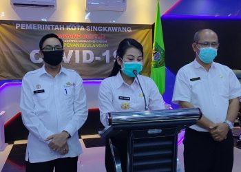 Wali Kota Singkawang saat menyampaikan rilis pertambahan kasus Covid-19