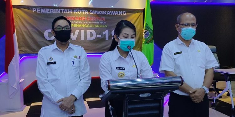 Wali Kota Singkawang saat menyampaikan rilis pertambahan kasus Covid-19