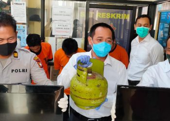 Kasatreskrim AKP Tri Prasetiyo (Tengah) bersama Kasubaghumas AKP Marwin menunjukkan barang bukti