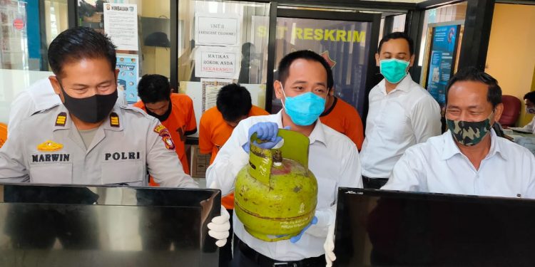 Kasatreskrim AKP Tri Prasetiyo (Tengah) bersama Kasubaghumas AKP Marwin menunjukkan barang bukti