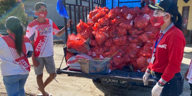 Walikota Tjhai Chui Mie bersama relawan Singkawang Peduli Covid-19