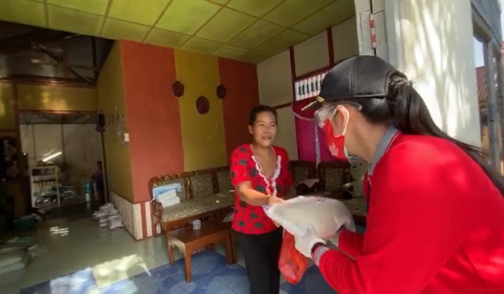 Walikota Tjhai Chui Mie bersama relawan Singkawang Peduli Covid-19 serahkan bantuan