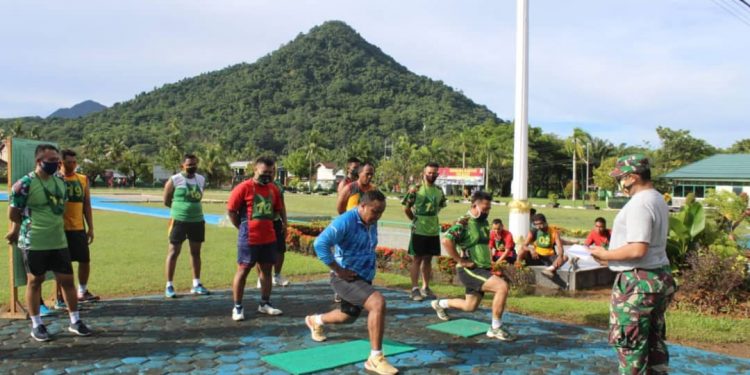 Dandim 1202 SKW Letkol Arm Victor J.L Lopulalan (biru) mengikuti Garjas