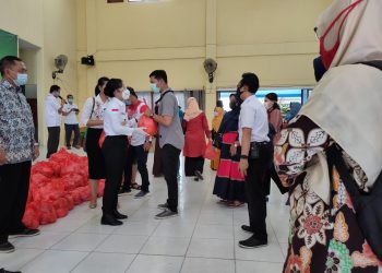 Tjhai Chui Mie Serahkan Bantuan Sembako