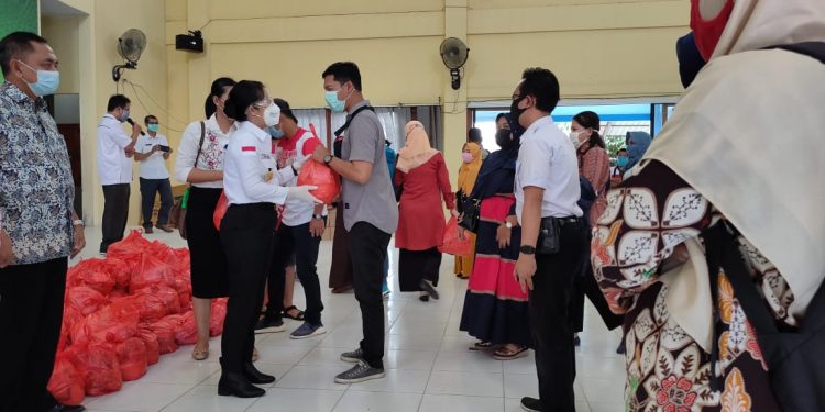 Tjhai Chui Mie Serahkan Bantuan Sembako