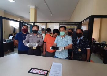 Kasatreskrim AKP Tri saat melakukan jumpa pers didampingi Kasubaghumas AKP Marwin