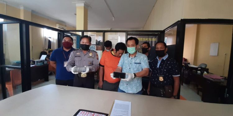 Kasatreskrim AKP Tri saat melakukan jumpa pers didampingi Kasubaghumas AKP Marwin