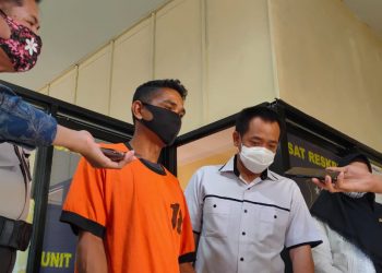 AKP Tri Prasetiyo didampingi AKP Marwin saat mendengarkan pengakuan residivis TN