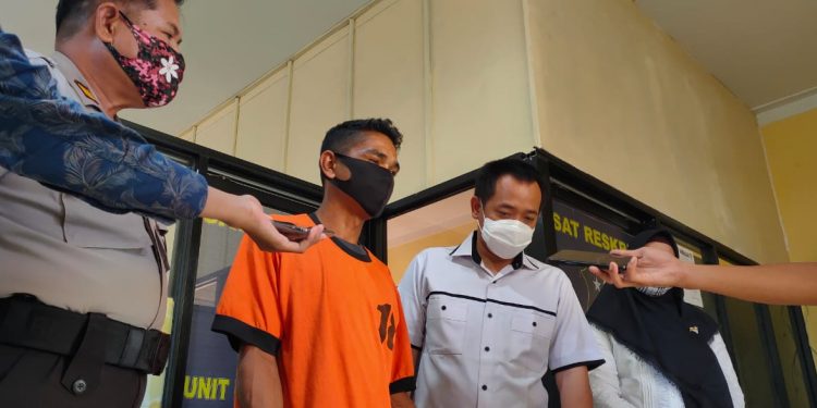 AKP Tri Prasetiyo didampingi AKP Marwin saat mendengarkan pengakuan residivis TN