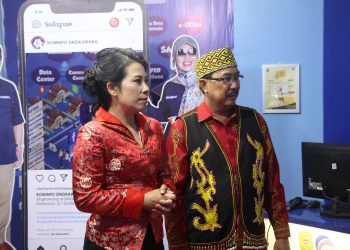 Walikota SIngkawang Tjhai Chui Mie ebrsama Kadiskominfo Ahyadi