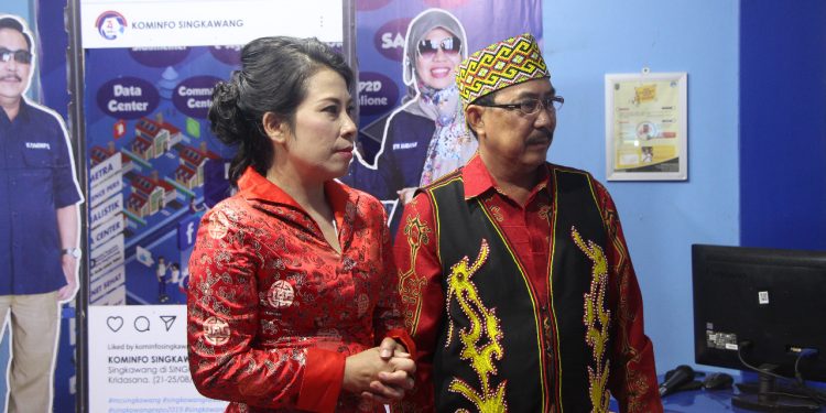 Walikota SIngkawang Tjhai Chui Mie ebrsama Kadiskominfo Ahyadi